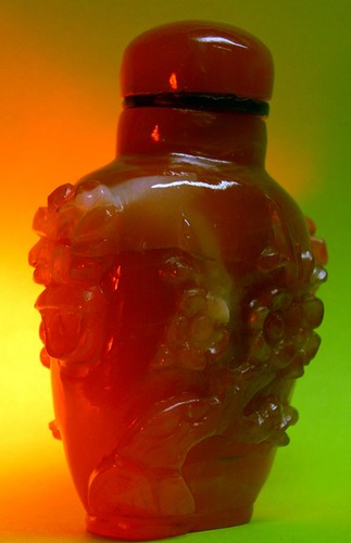 Tabatière chinoise en agate bicolore à décor en relief - Picture 3 of 4