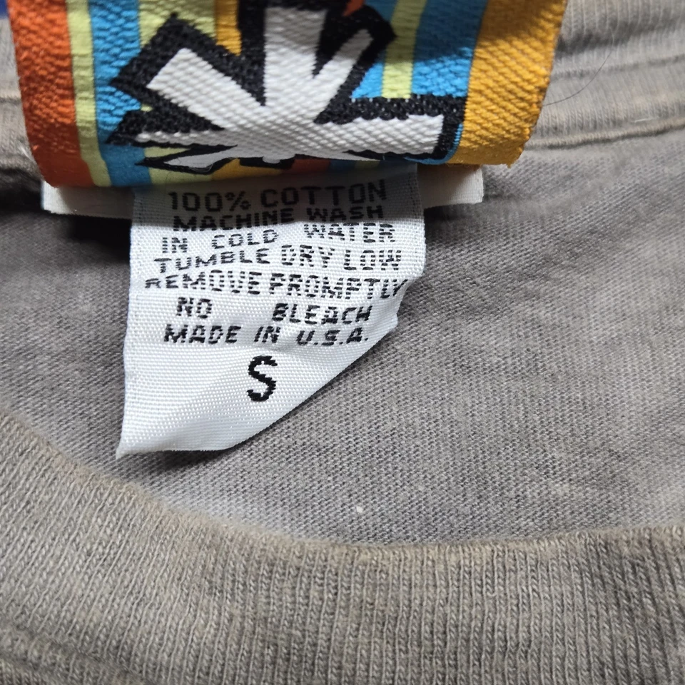 Camiseta Almost Wolf tamanho P marrom gráfica feita nos EUA - Imagem 4 de 4