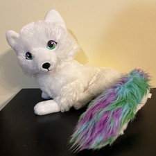 Extraordinario Elfo de Peluche Noorah en el Estante Zorro de Papá Noel Luz del Norte Cola