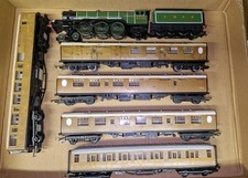 Hornby LNER “Flying Scotsman” 4472 Locomotive + Matching Coaches – OO Gauge