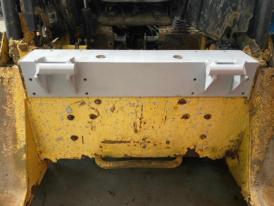 Soporte atornillable para retroexcavadora Bradco serie LX New Holland  Foto 2 de 4