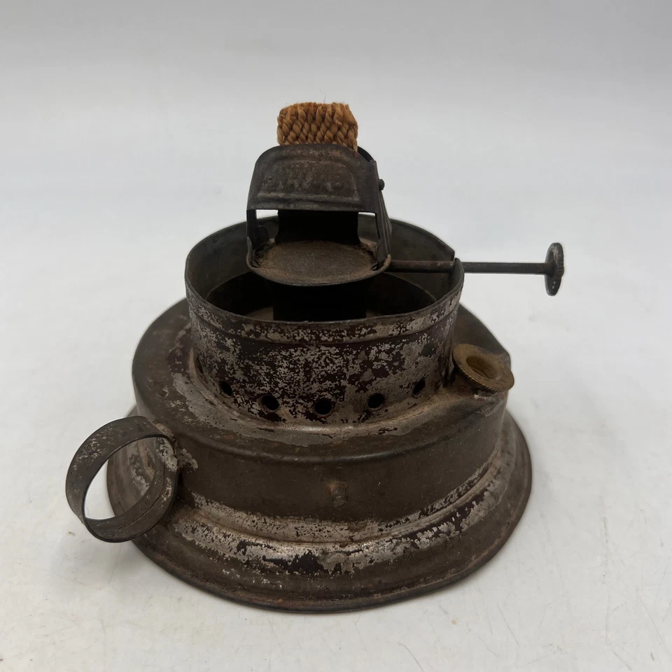 Antigua lámpara de aceite de queroseno con base de estaño negro linterna de ferrocarril Foto 2 de 4