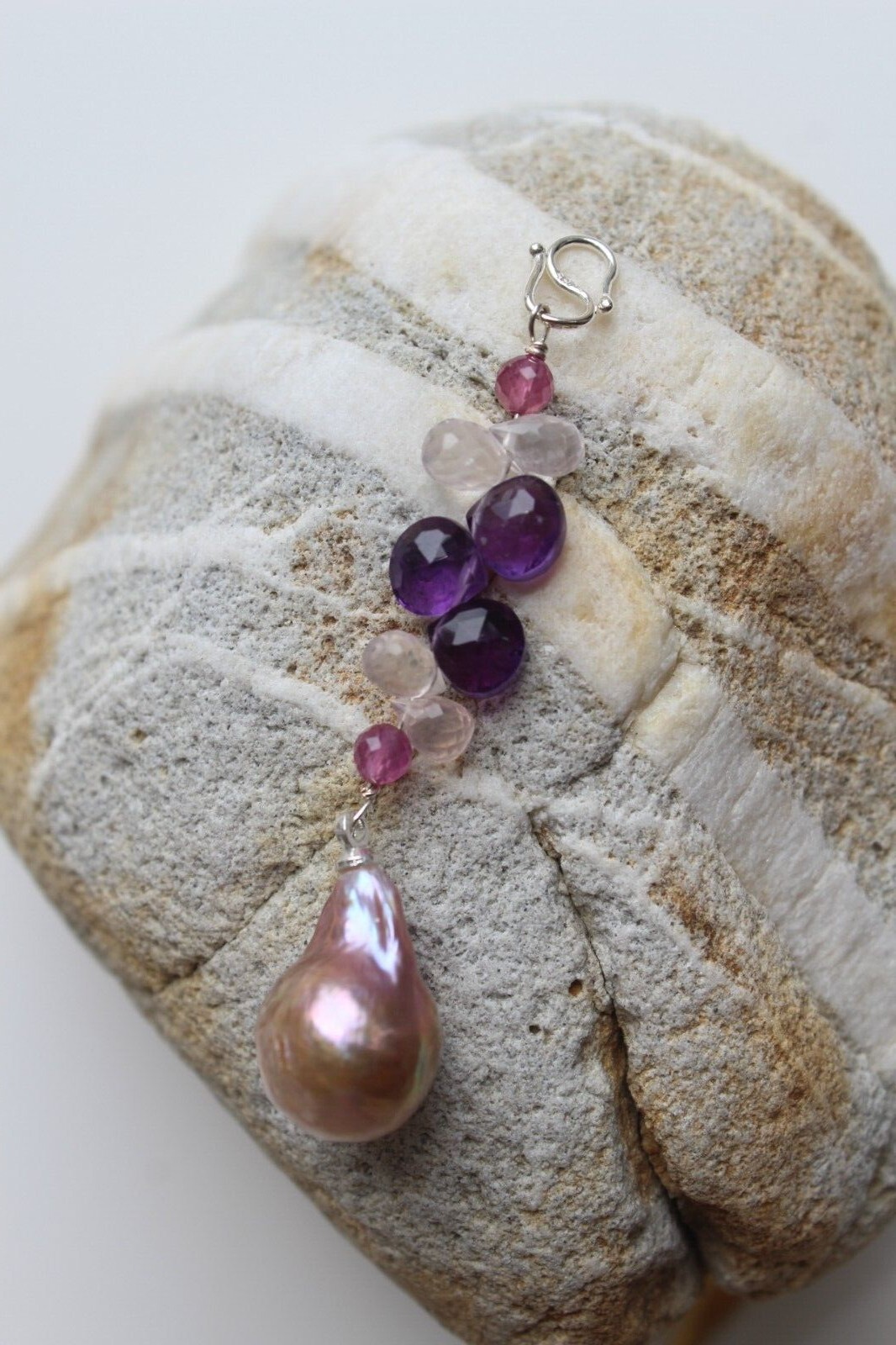 Pendentif saphir rose et perle de culture raffiné en argent massif 925