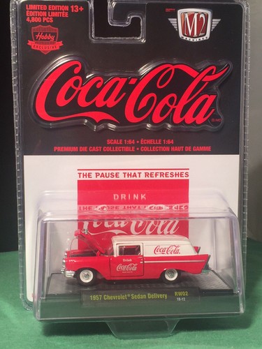 M2 COCA COLA HOBBY EXCLUSIVE 1957 Chevrolet Berlina #52500-RW02 1:64° Nuovo con scatola - Foto 2 di 6