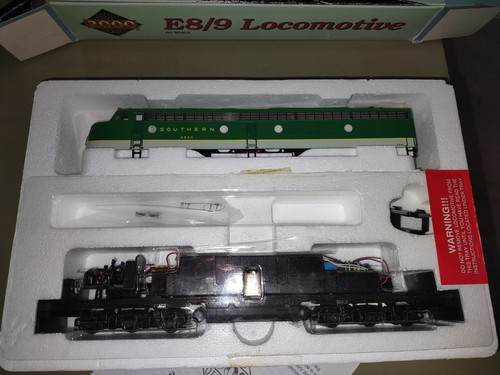 LL#8716, SRR#2923 verde, parrillas metálicas EMD E8/9, puerta abierta, luz de Marte (pre-DCC) NUEVO EN CAJA | Zustand: New: Other (See Details)