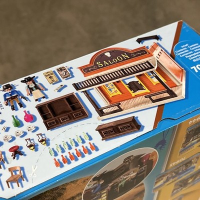 PLAYMOBIL WESTERN. SALOON + 4 playmobil + mobilier. EUR 45,00 - FR
