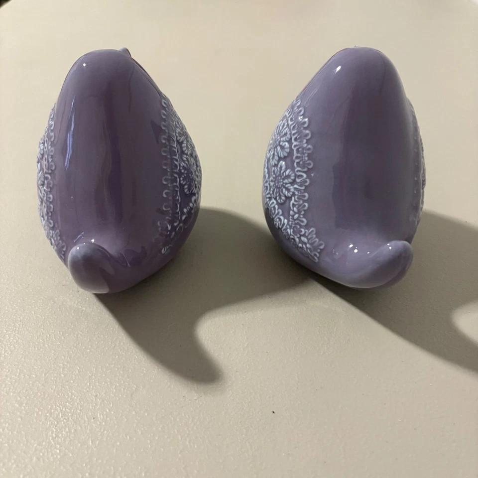 Par de pájaros de cerámica lavanda ornamentados florales en relieve caprichoso arte de decoración del hogar Foto 3 de 4