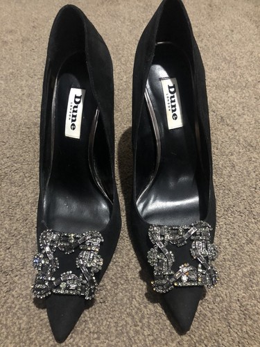 court shoes with brooch