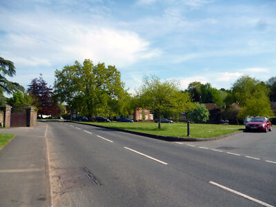 Photo 6x4 Elstead, Surrey: Village Green  c2013