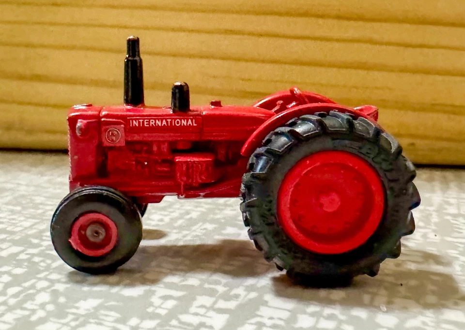 Ertl Diecast Tractor 1:87 (?)  McCormick International ID 9  Great Condition - Image 3 of 4