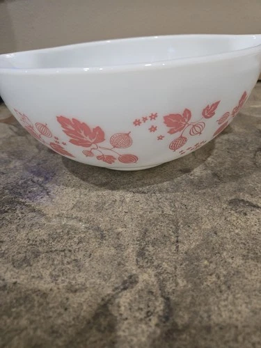 VINTAGE PYREX PINK GOOSEBERRY 443 CINDERELLA MIXING BOWL, 2 1/2 QT.