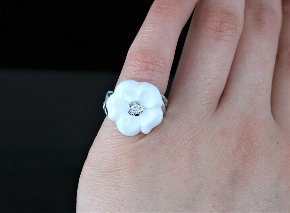 Anillo Chanel Camelia Galbe Oro Blanco 18K Diamante Cerámica Blanca Flor #47 $3,900 Foto 3 de 4