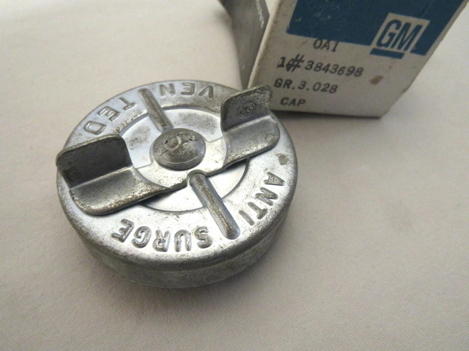 Nuevo de Lote Antiguo 1964-70 Chevy Camaro Nova Chevelle Z28 Tapa de Gas Ventilada Antisourge GM 3843698 Foto 3 de 4