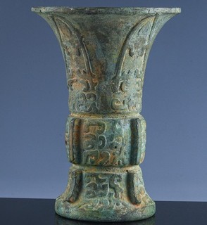 ANTIQUE CHINESE ARCHAIC BRONZE RITUAL WINE VASE ZUN