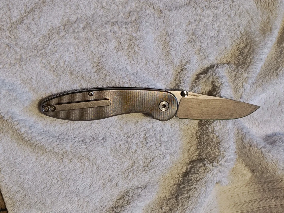 American Blade Works Modelo 1, Bloqueo de Botón de Titanio, Punto de Caída Magnacut Foto 2 de 4