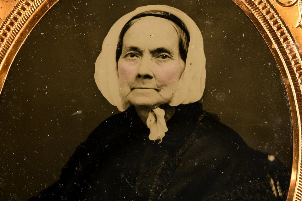 Ambrotype of Older Woman in 1/6 Plate Wood Composite Union Case V29 - Image 2 of 4