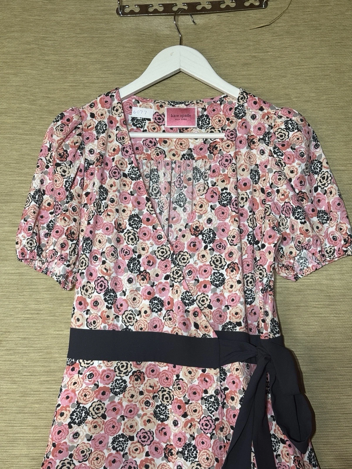 Abito Kate Spade avvolgente taglia L rosa floreale a strati scollo a V midi rosetta fiori