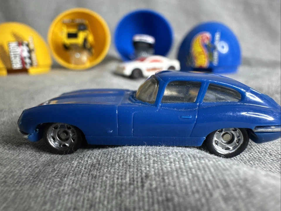 Monogram & Hot wheels Minis Lot Of 4 1:87 Jaguar XKE, Egg Surprise, CAT, Racing - Image 3 of 4
