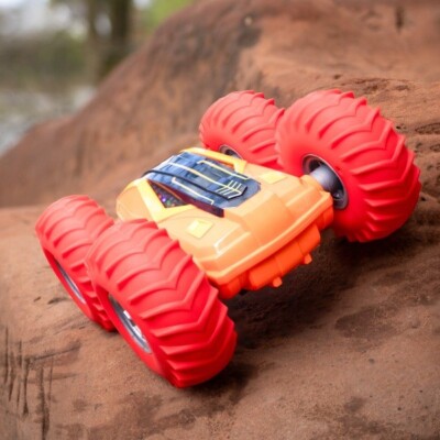 Speed Cyclone Radio Control Car in Orange & Rot Race, Drift, Flip, Spin and Funs