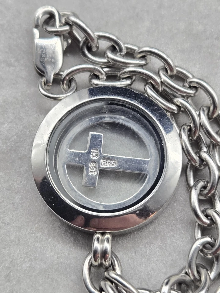 Pulsera Ibb de acero inoxidable con dije de cruz flotante pedrería blanca... Foto 3 de 4