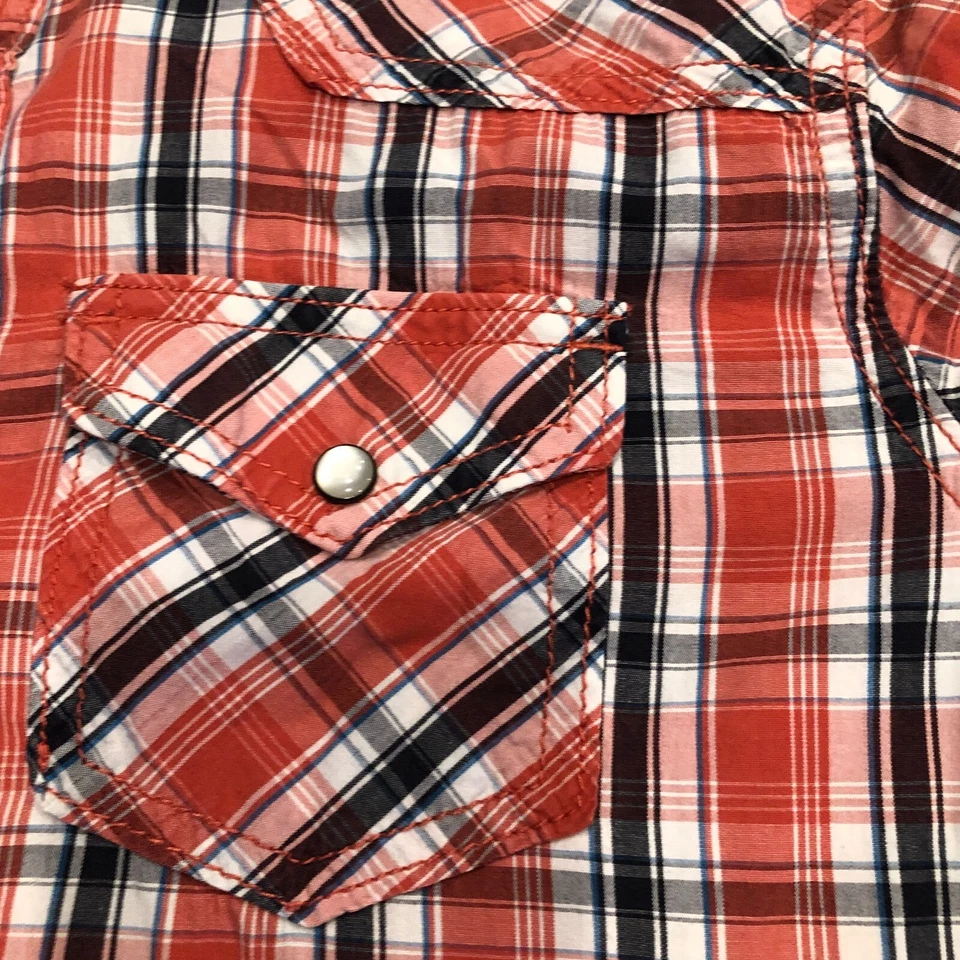 Camisa ocidental masculina WE tamanho M vermelha branca azul xadrez pérola encaixe bolsos manga longa - Imagem 3 de 4