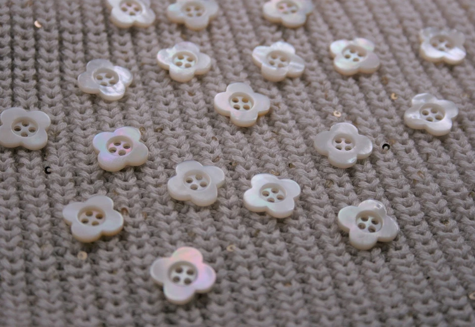 10 Stück weiß schimmernde kleine Perlmuttknöpfe 4 Loch in Blütenform 14mm - Bild 4 von 4