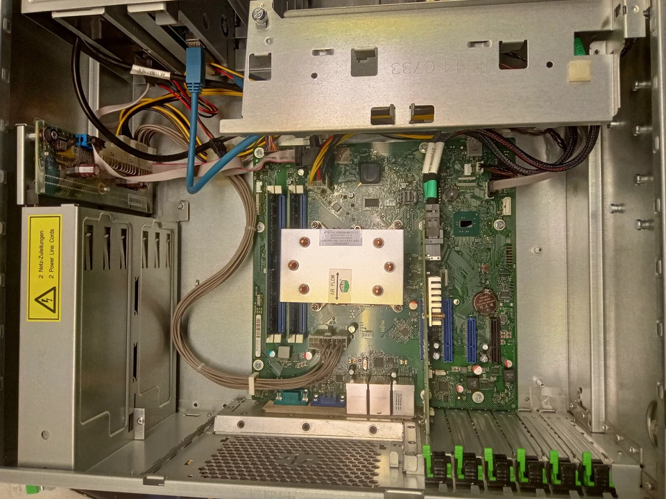 Workstation Fujitsu Primergy TX1330 M3 Xeon E3-1240 V6 3,70 16GB CP400i 2x 450W - Bild 4 von 4