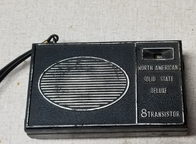 Vintage NORTH AMERICAN SOLID STATE DELUXE 8 TRANSISTOR RADIO Portable Receiver