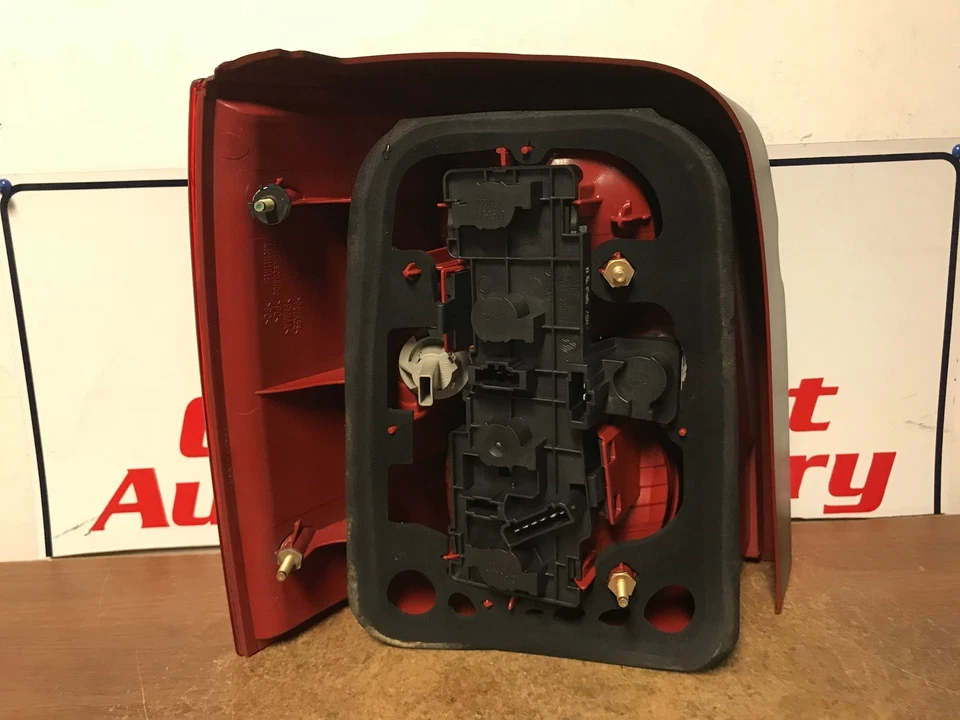 2003 VOLKSWAGEN PASSAT RIGHT/PASSENGER TAIL LIGHT #626 OEM - Image 4 of 4