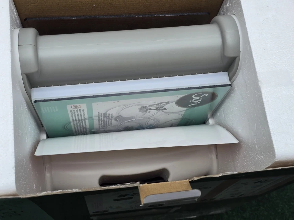 Sizzix 660340 Big Shot Plus Embossing Machine In Original Box WORKS PERFECT LOOK - Image 2 of 4