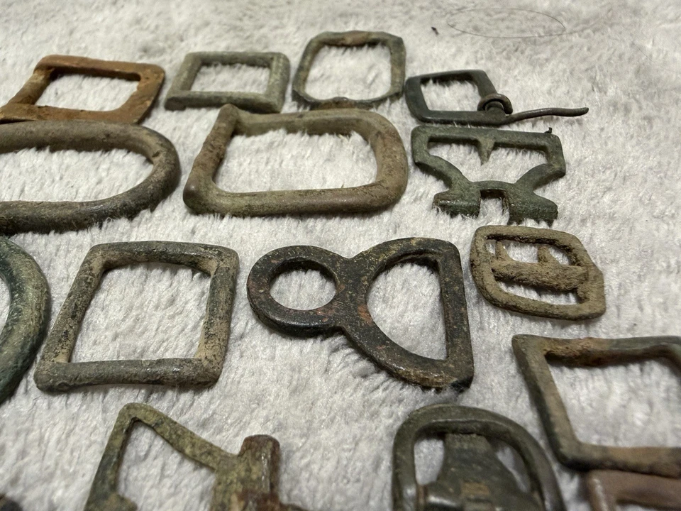 Lot aus 30 Bronzeschnallen aus dem 16. bis 18. Jahrhundert - Bild 4 von 4