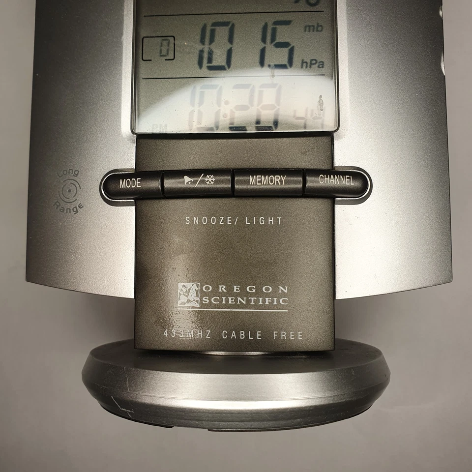 Oregon Scientific Long-Range Wireless Weather Station Thermo-Hygrometer RF Clock - Image 3 of 4