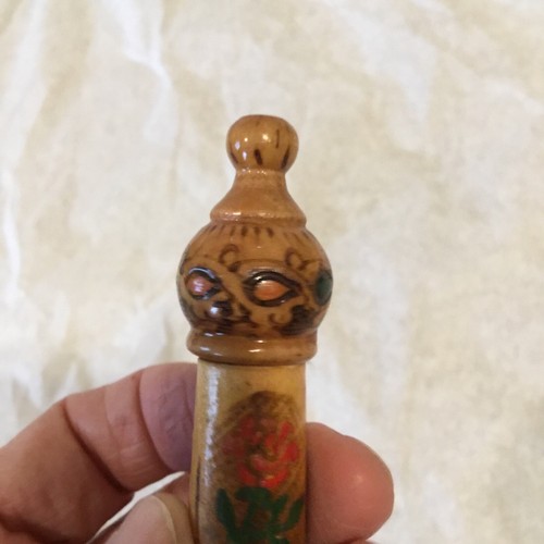 VTG Wooden Treen Hand Carved & Painted W Bulgarian Rose Oil 0.4 AB Needle Holder - Picture 7 of 14