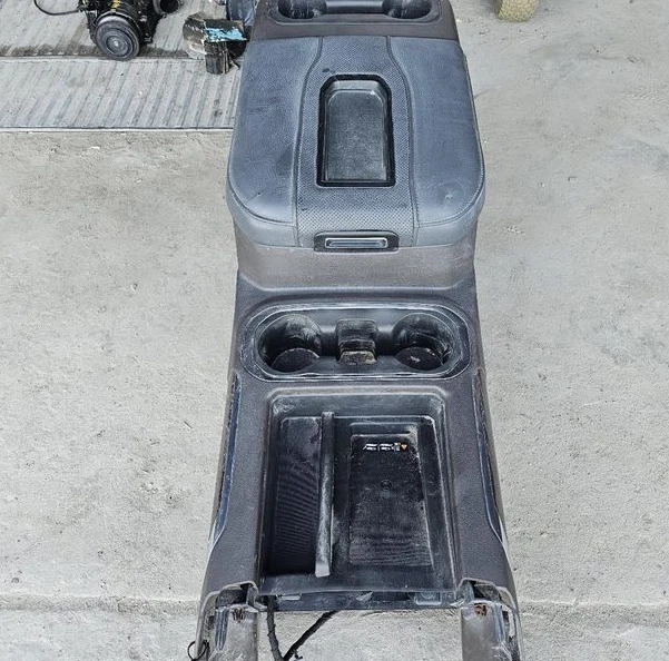 Chevrolet Silverado 1500 2019-2022 piso delantero consola central negro Foto 2 de 4