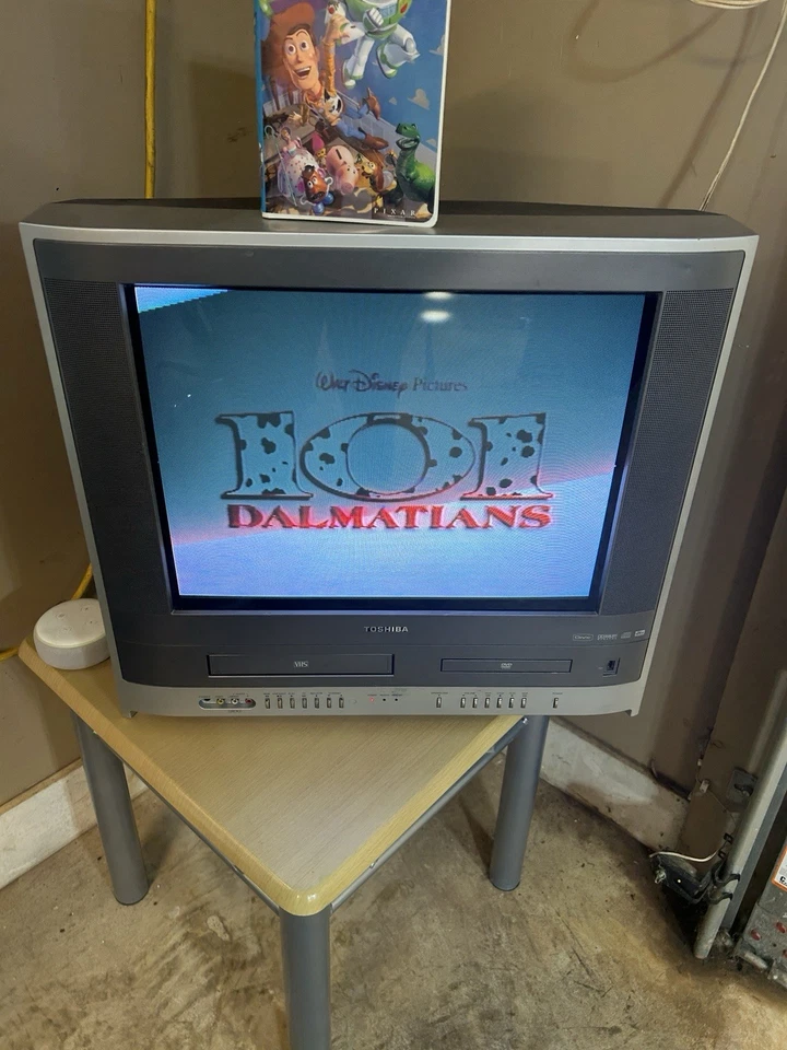 TOSHIBA MW20F52 20" TV/VCR/DVD Combination CRT W/Remote, VHS Works , DVD Don’t - Image 2 of 4