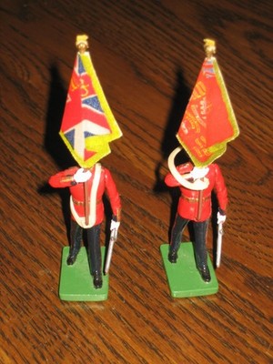 Pair of 1990 W. Britain Lead Metal Soldier England Beefeaters 4''H w/ Flags