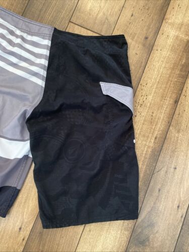 VOLCOM Pure FUNction Men’s Size 34/Black Gray And White Board Shorts  - Picture 14 of 18