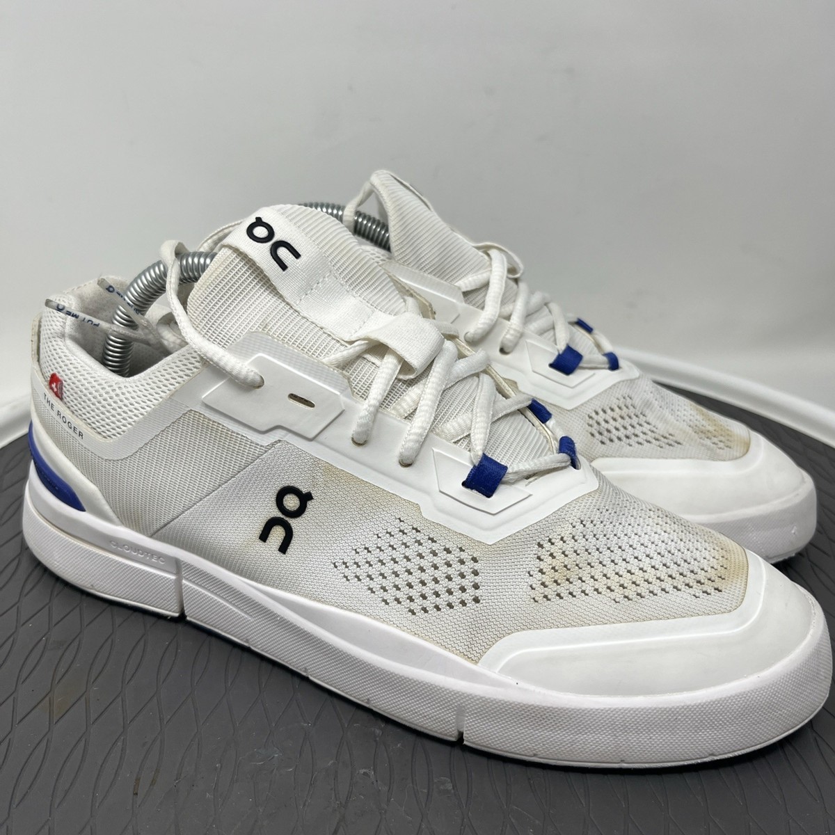 On Running White and Blue Men\'s Athletic Sneakers on the Roger Men main image 3