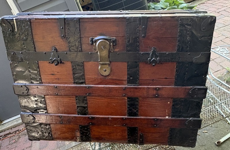 antique WOOD STEAMER TRUNK chest coffee table storage box antique, brown