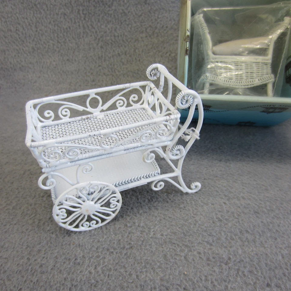 Carro y silla blancos muebles para casa de muñecas vintage Foto 3 de 4