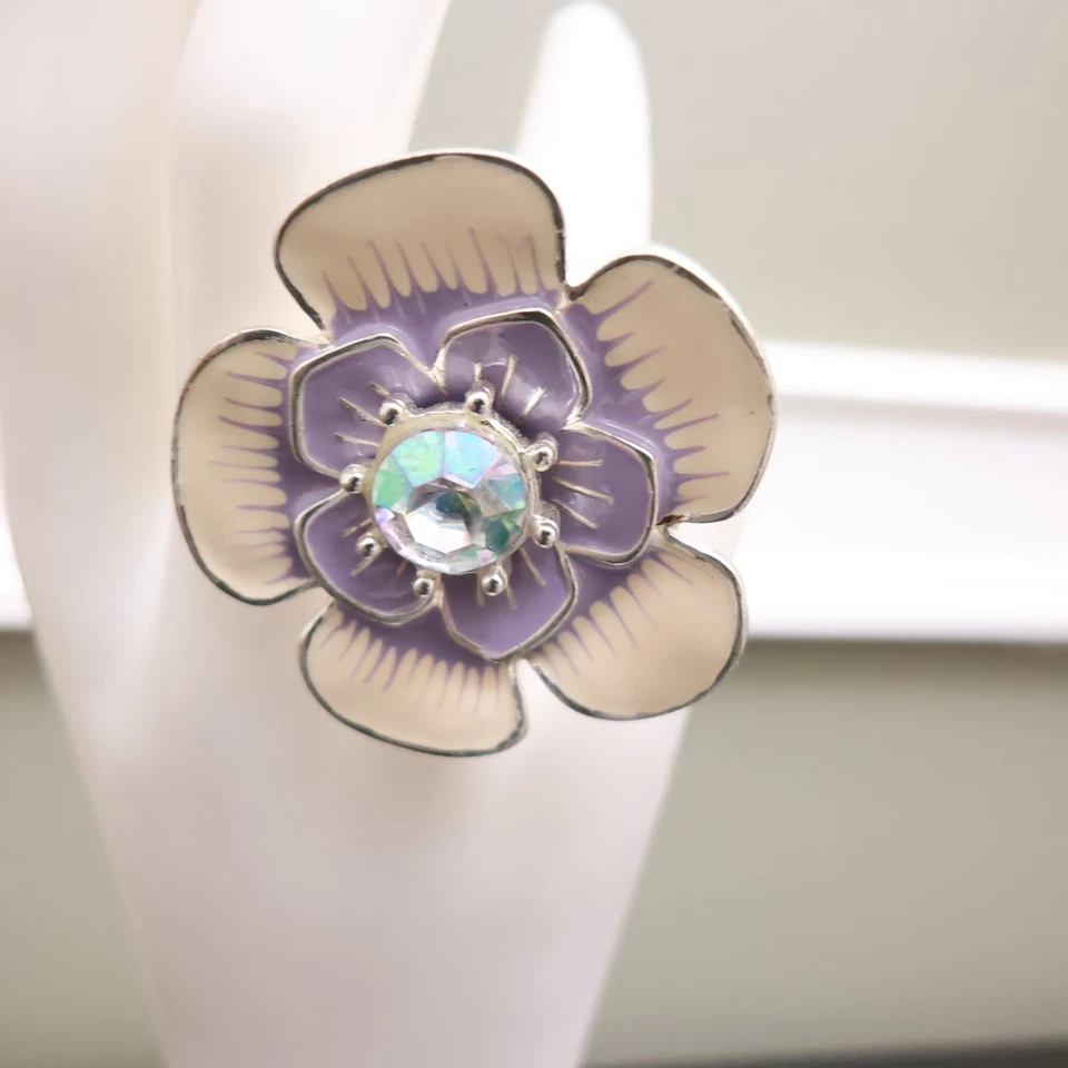 Anillo Betsey Johnson Primavera Glam Flor Esmalte Púrpura con AB Tono Plateado Ajustable Foto 4 de 4