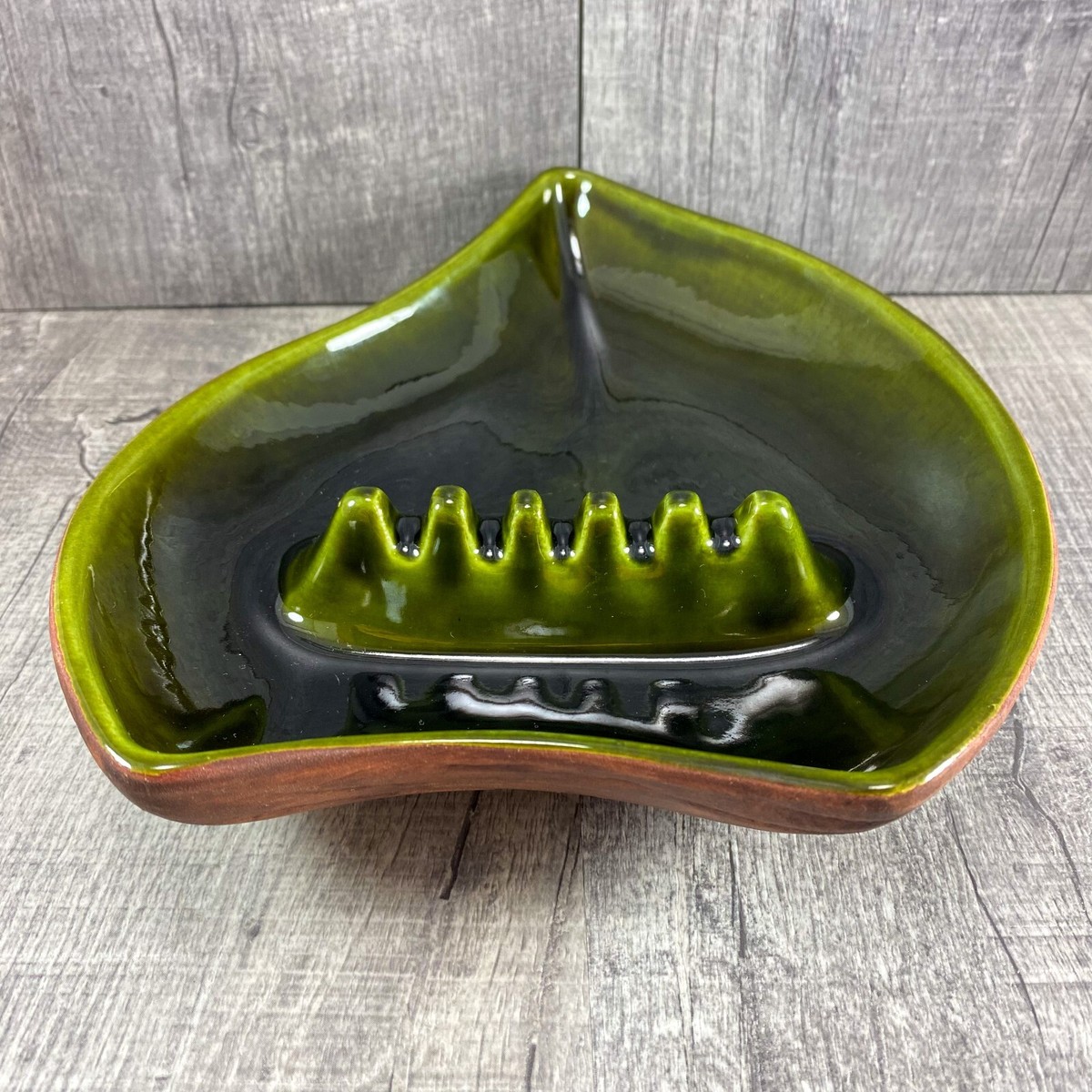 VINTAGE GREEN LEAF CERAMIC ASHTRAY TRIANGULAR CALIFORNIA POTTERY
