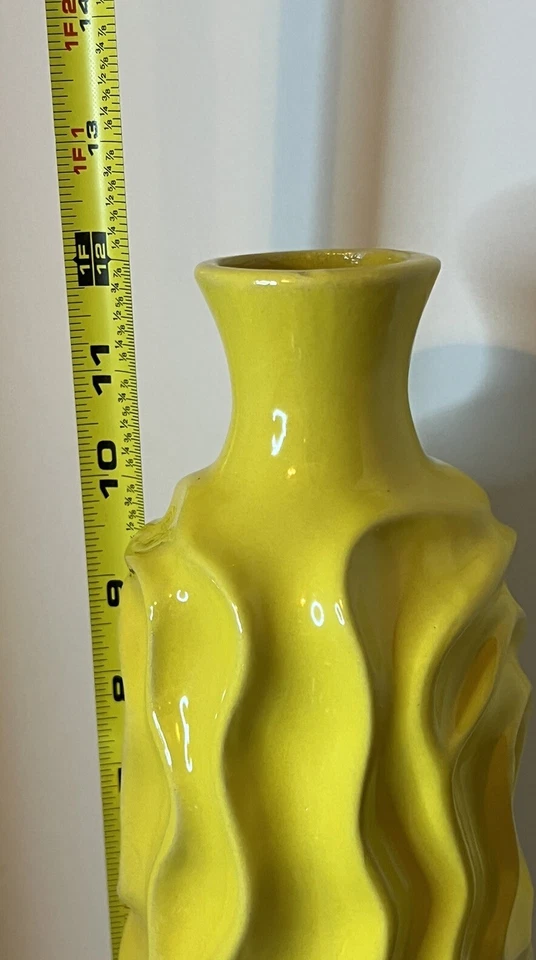 Jarrón cilíndrico redondo de cerámica Urban Trends lados arrugados amarillo brillante Foto 4 de 4