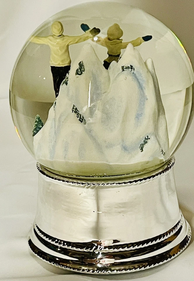 White Barn Aspen Winter 2006 Musical Snow Globe Skiers - Изображение 4 из 4