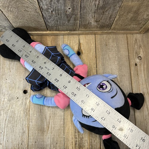 Muñeca de peluche Disney Junior Vampirina 15" con vestido de tela negra - Imagen 7 de 7