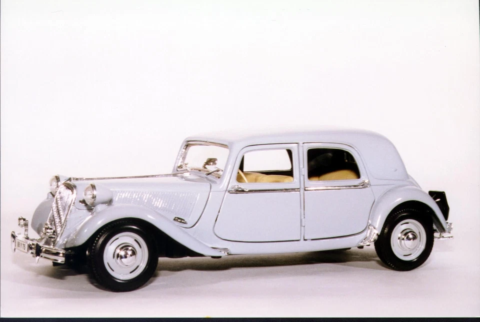 1: 18 Maisto Citroen 15 CV 6 Cyl '52 黑色, 灰色 — 第 2/2 张图片