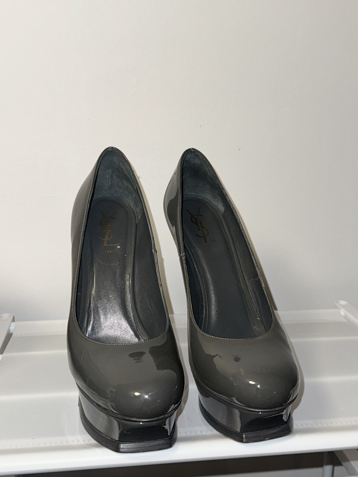 Scarpa a pompa Yves Saint Laurent Tribute in pelle con plateau aperto YSL grigio vernice 40