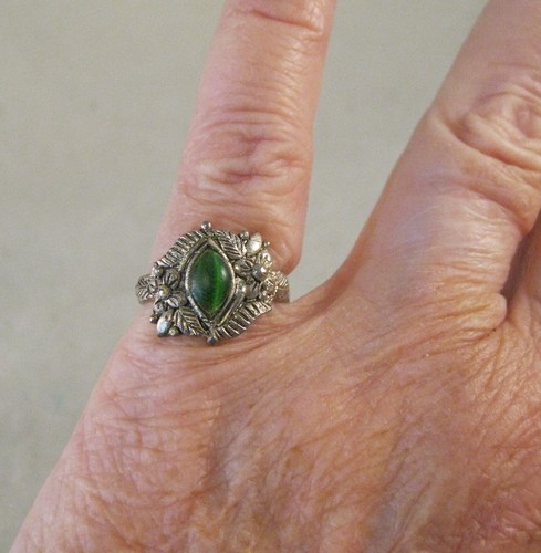 Vintage Green Cat's Eye Flower Ring Size 7 Silver Plated Costume Jewelry Fashion - Picture 3 of 7