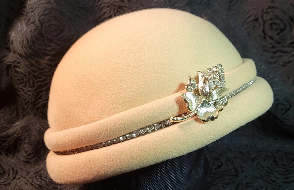 Sombrero Roy Halston Saks Fifth Avenue estrás y lana Cloche alrededor de 1960 Foto 4 de 4