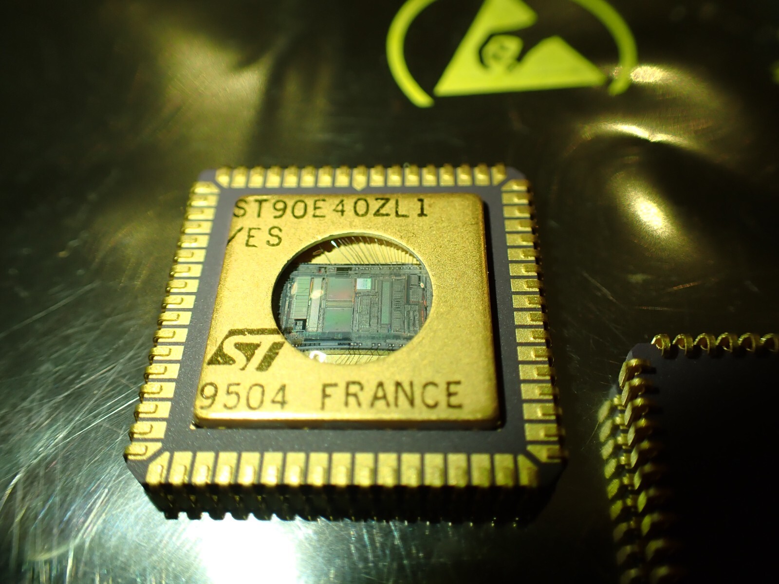 ST90E40ZL1 STM HCMOS MCU, UV EPROM 16K, RAM AND AD CONVERTER CERAMIC ...